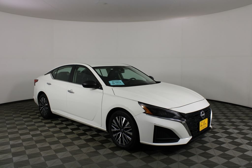 Used 2025 White Nissan 2.5 SV image 1