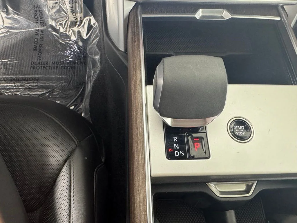 Used 2025 Fuji White Land Rover SE image 16