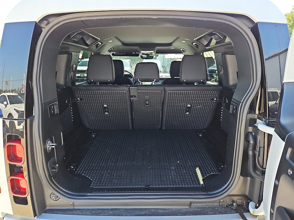 Used 2025  Land Rover 110 P300 S image 16