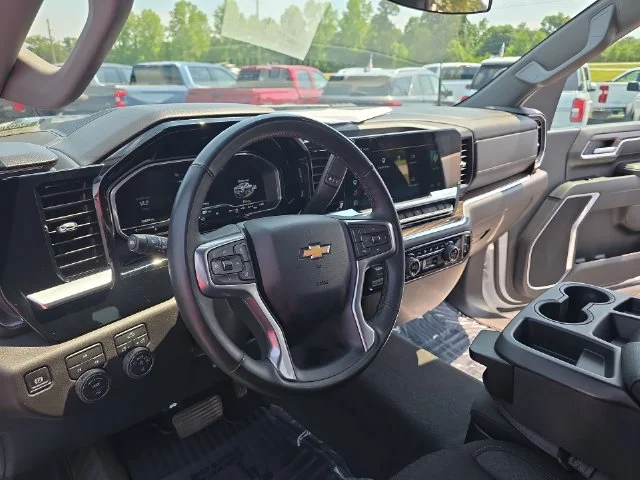 Used 2025 White Chevrolet LT image 17