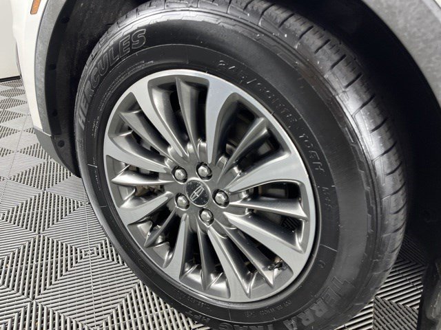 Used 2019 White Platinum Clearcoat Metallic Lincoln Select image 9