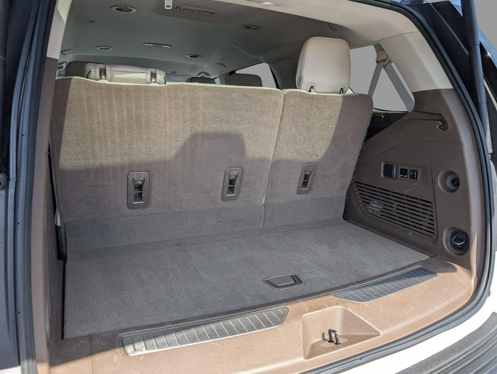 Used 2022 White Frost Tricoat GMC Denali image 37