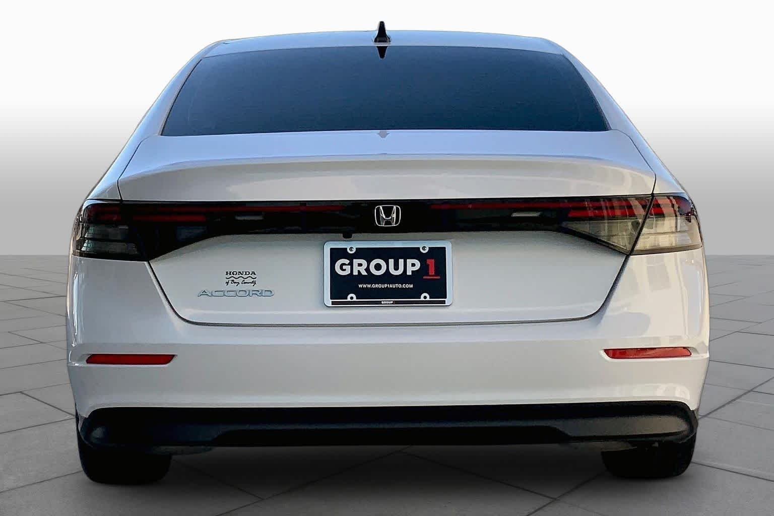 Used 2025 Platinum White Pearl Honda SE image 5