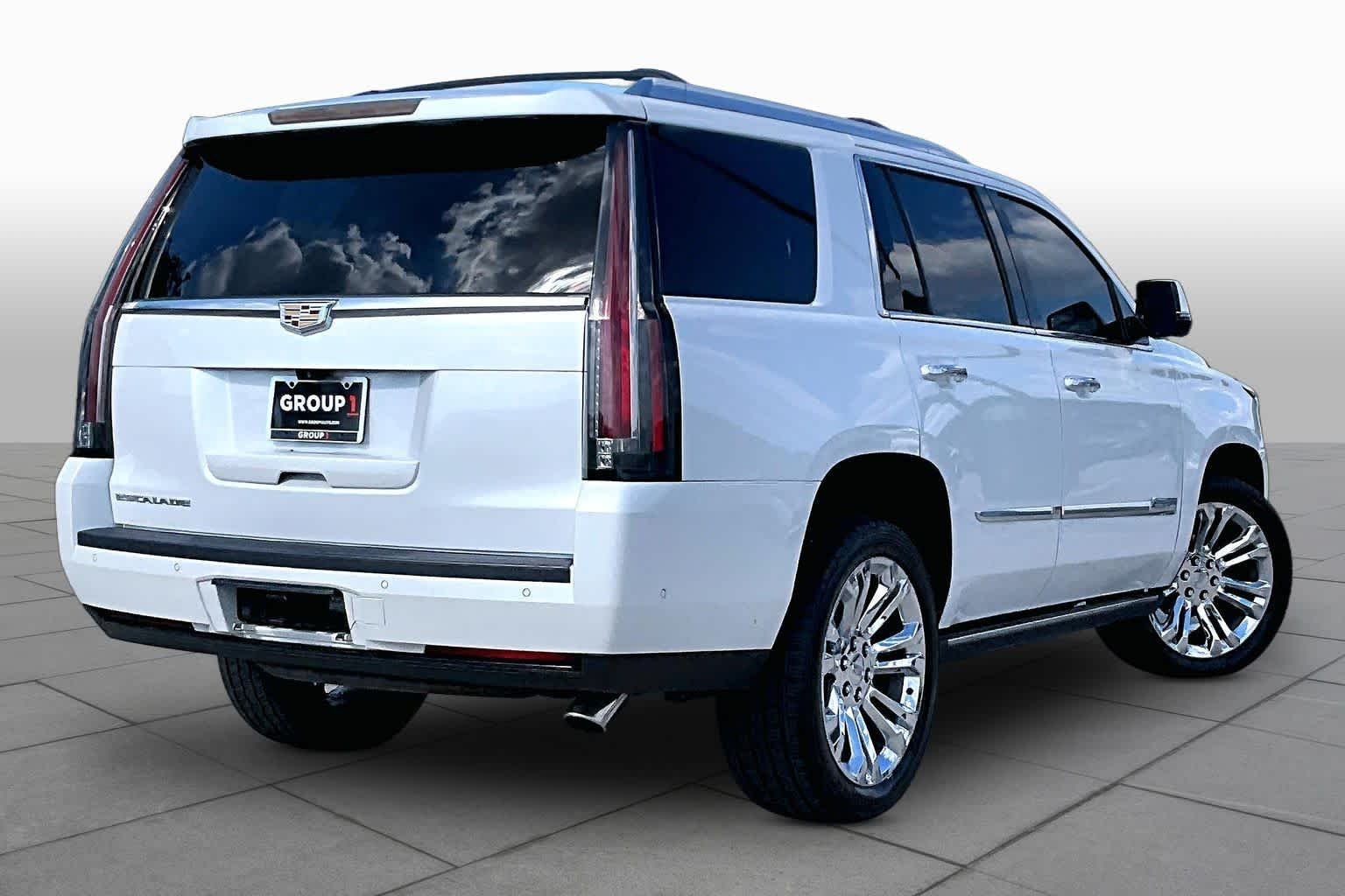 Used 2017 Crystal White Tricoat Cadillac Premium Luxury image 13