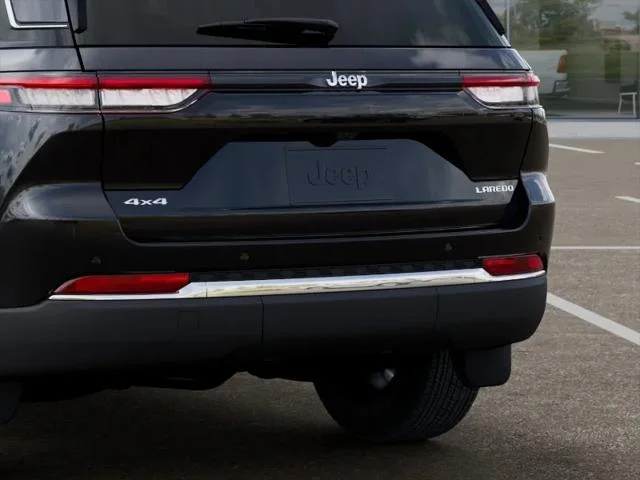 New 2026 Diamond Black Crystal Pearl-Coat Exterior Paint Jeep Laredo image 39
