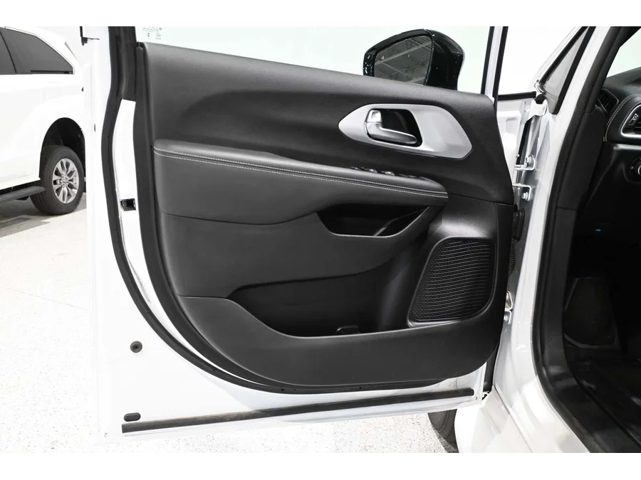2024 Chrysler Pacifica Touring - Photo 32