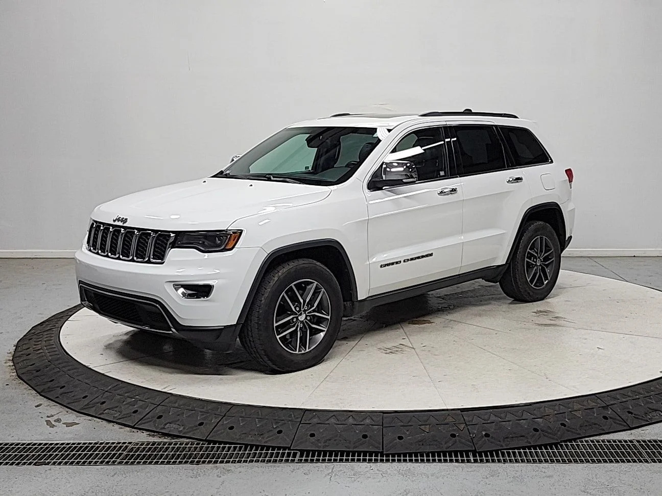 Used 2017 White Jeep Limited image 4