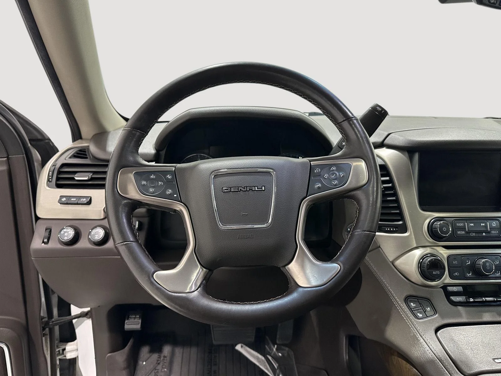 Used 2019 SUMMIT WHITE GMC Denali image 9