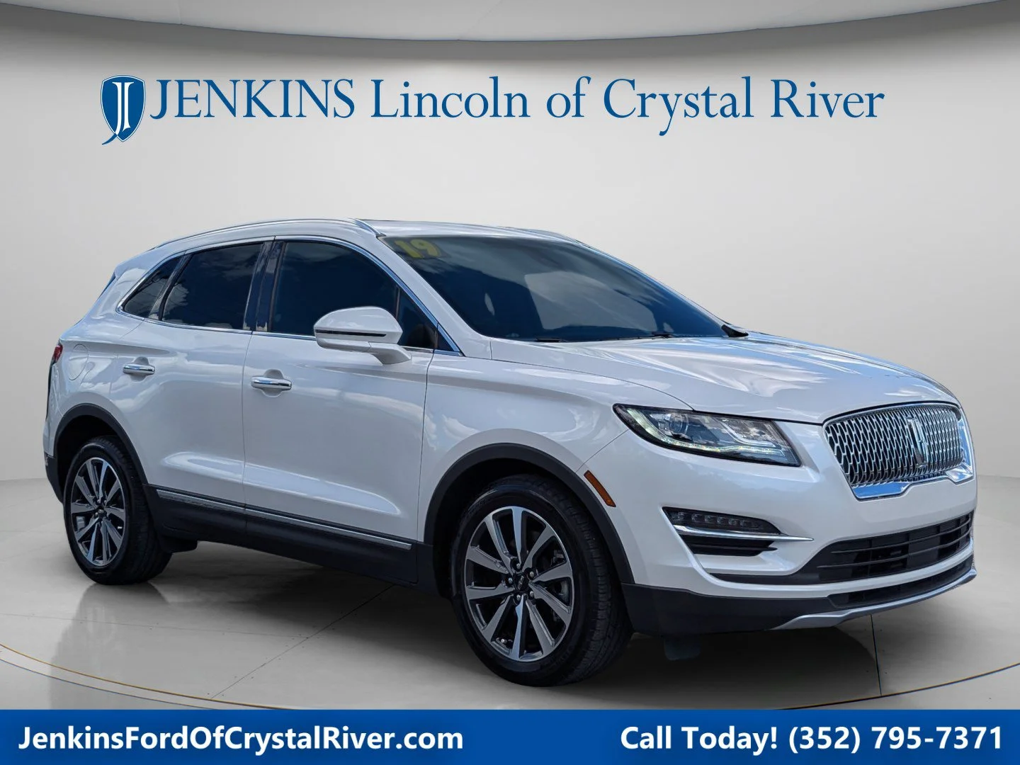Used 2019 White Platinum Clearcoat Metallic Lincoln Reserve image 1