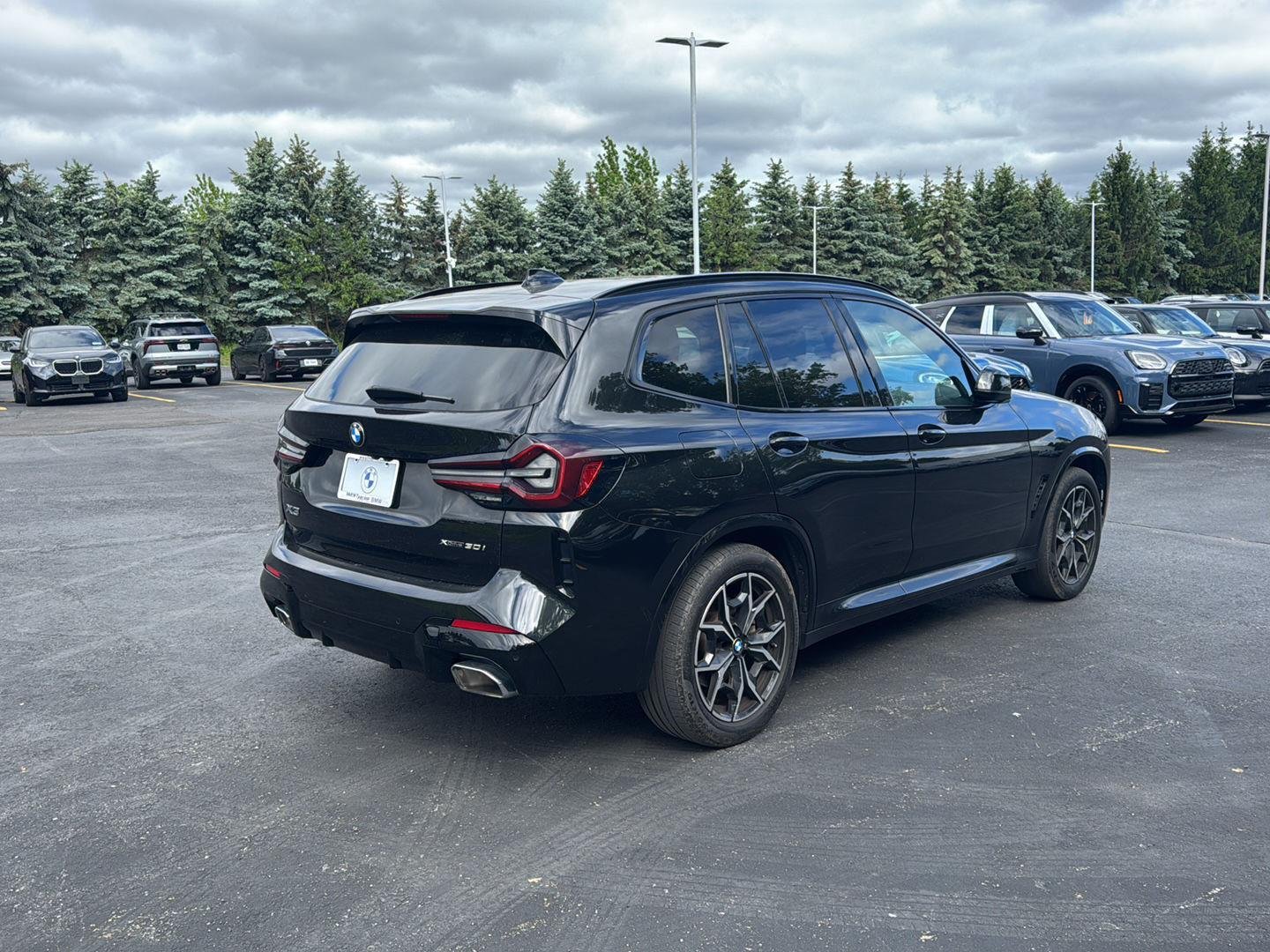 Used 2023 Black Sapphire Metallic BMW xDrive30i image 3