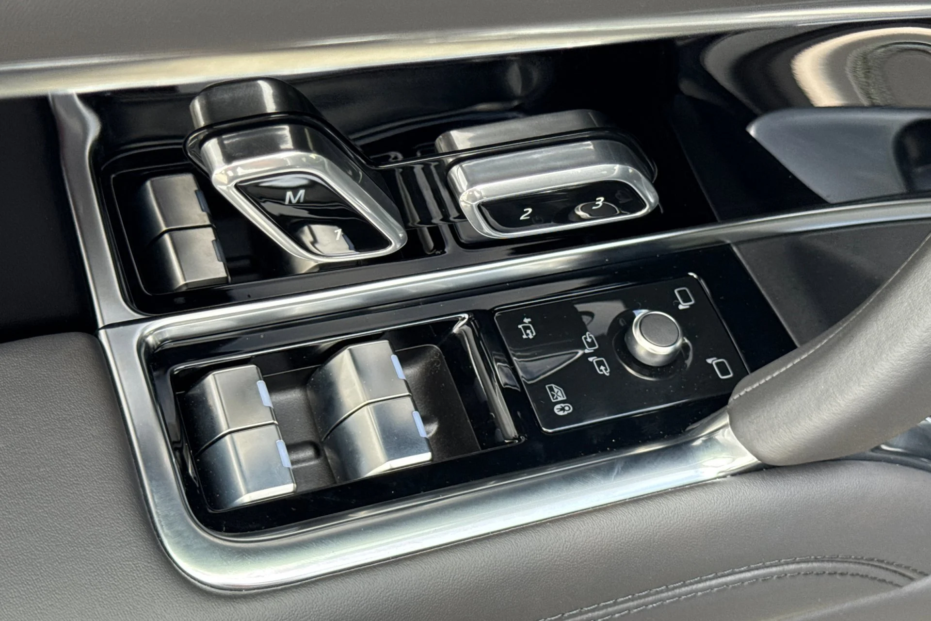 New 2026 Carpathian Grey Land Rover SE image 15