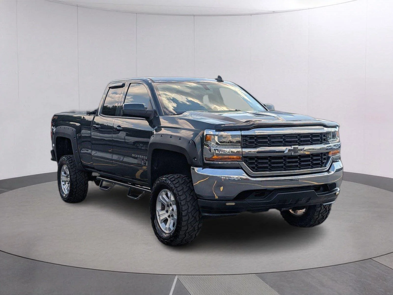 Used 2018 Graphite Metallic Chevrolet LT image 8