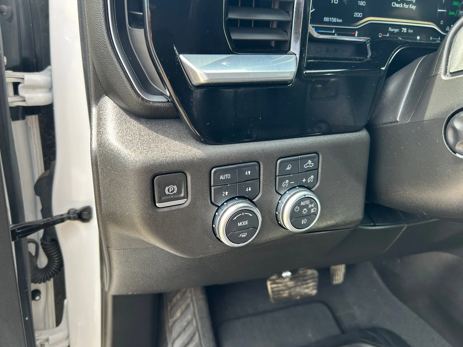 Used 2022 White GMC SLT Crew Cab image 16