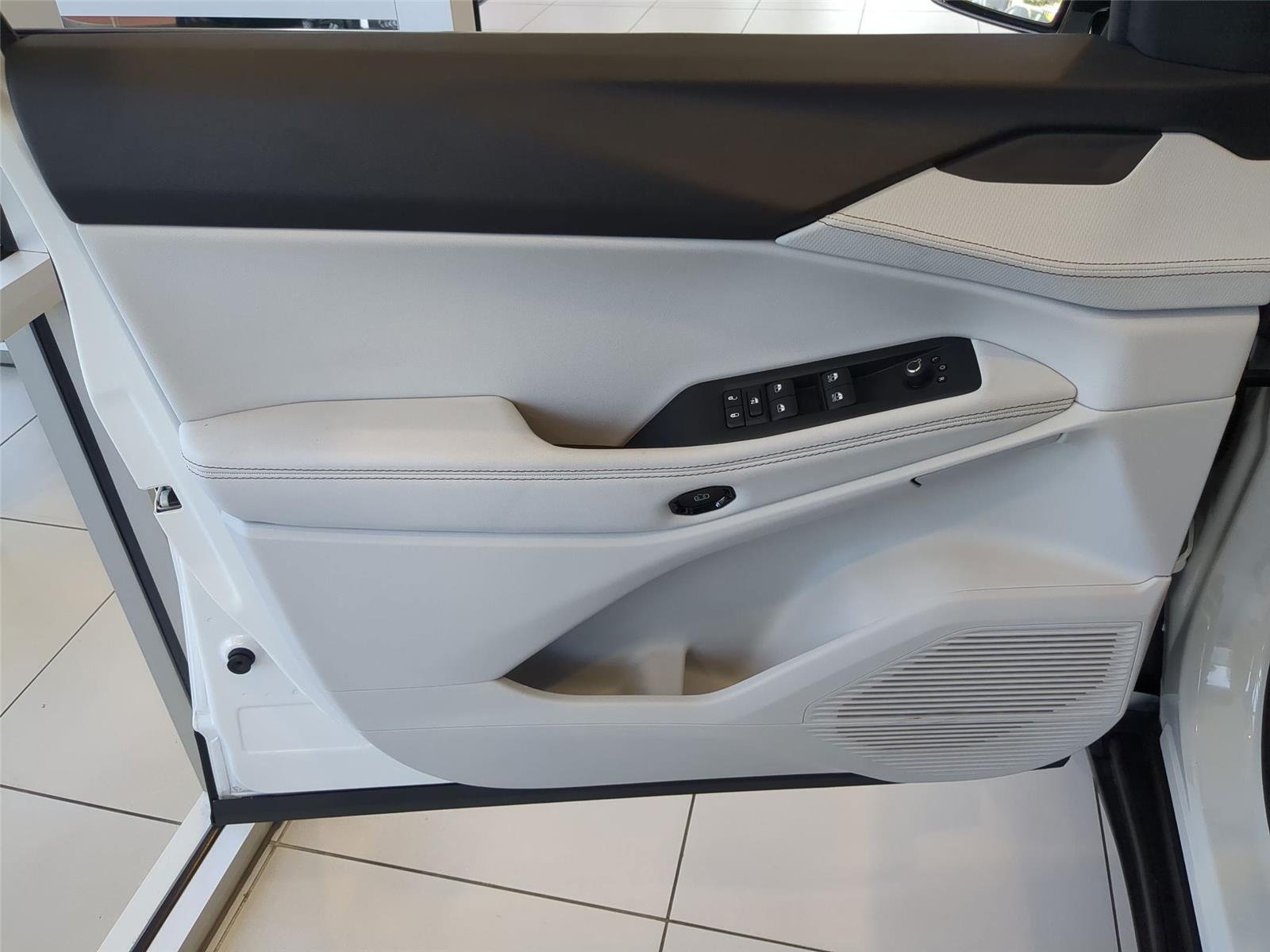 New 2026 Bright White Clear-Coat Exterior Paint Jeep Limited image 8