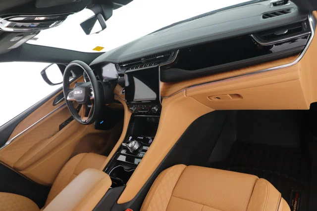 Used 2025 White/off-white Jeep Summit Reserve image 35