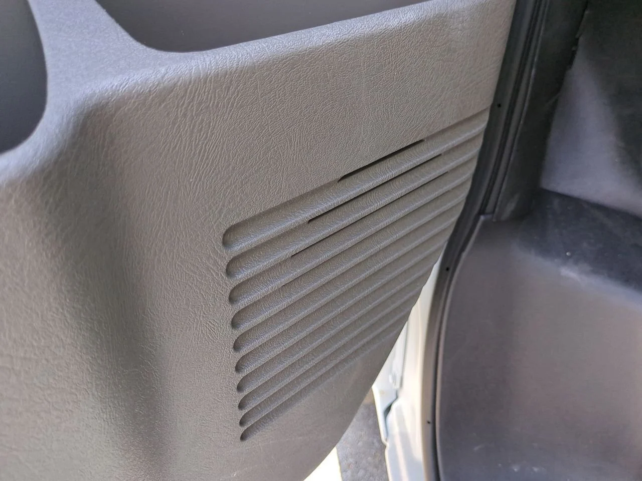 New 2025 Summit White Chevrolet 1WT image 21