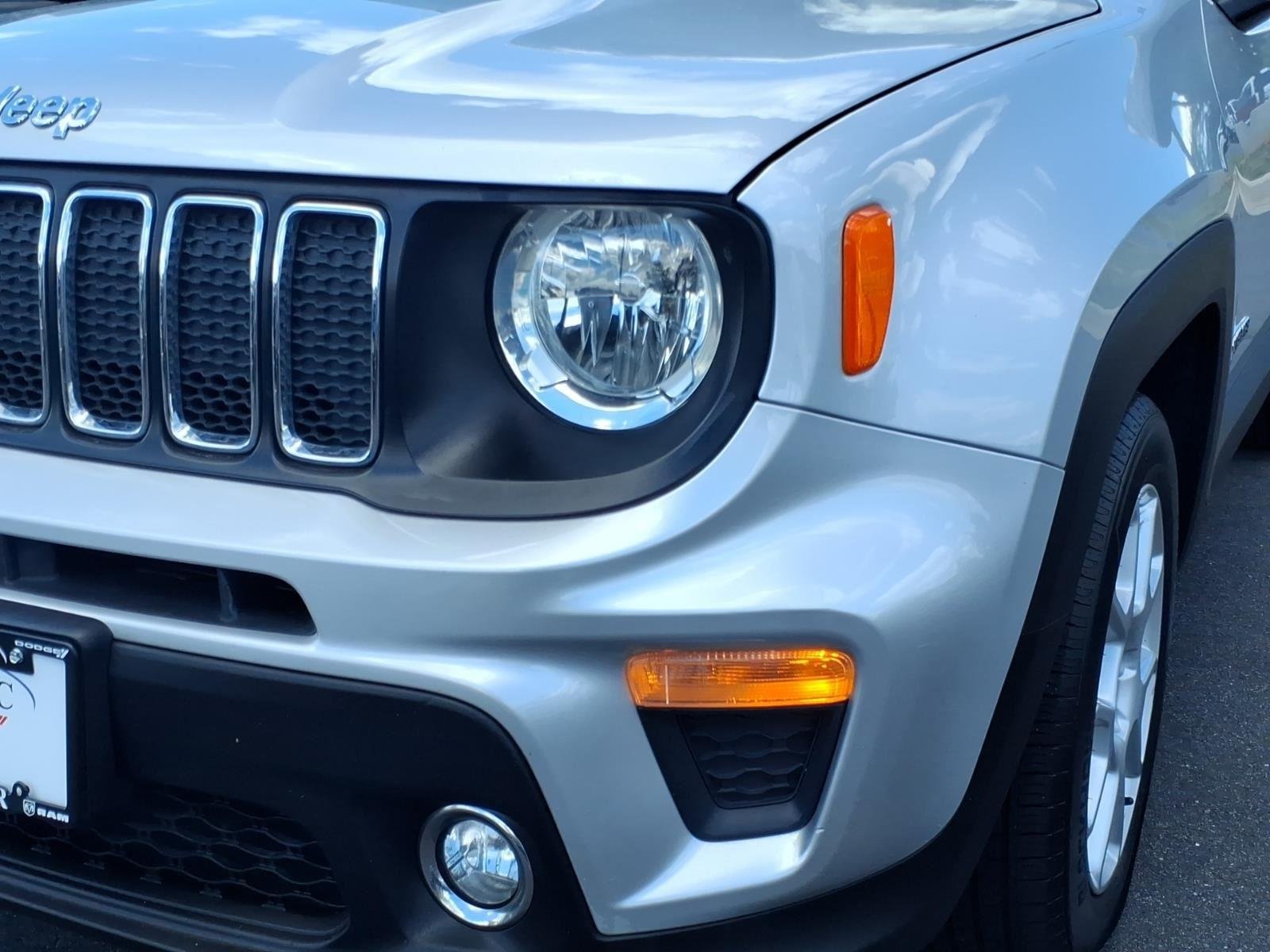 Used 2019 Glacier Metallic Clearcoat Jeep Latitude image 15
