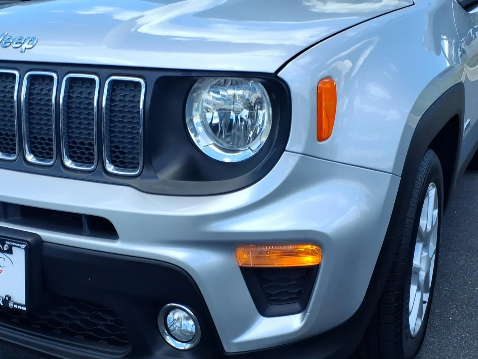 Used 2019 Glacier Metallic Clearcoat Jeep Latitude image 15