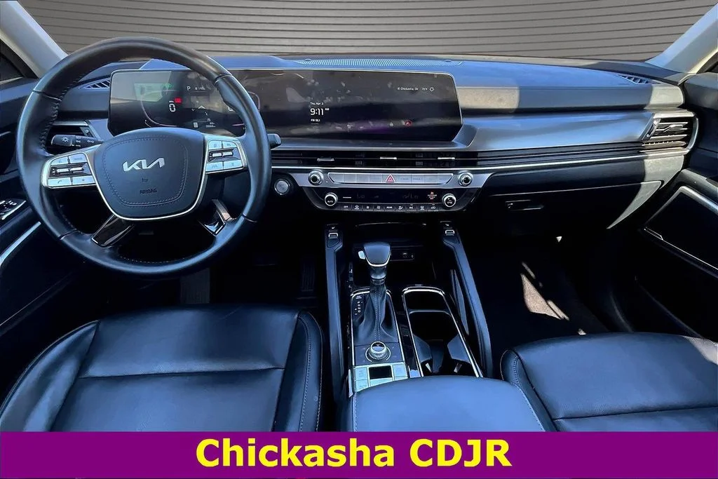 Used 2025 White Kia S image 7