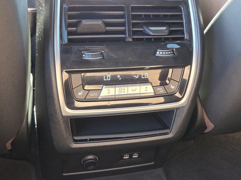 Used 2025 White BMW xDrive40i image 17