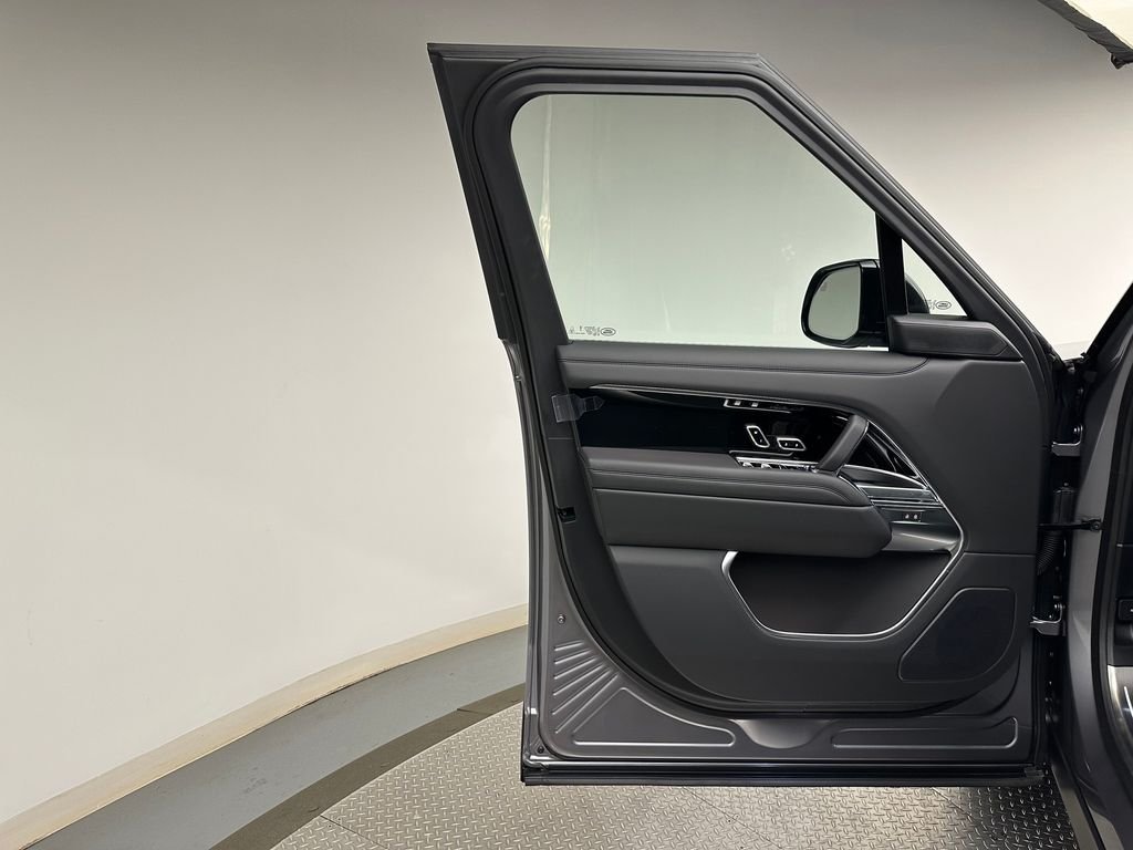 New 2026 Eiger Grey Metallic Land Rover SE image 9