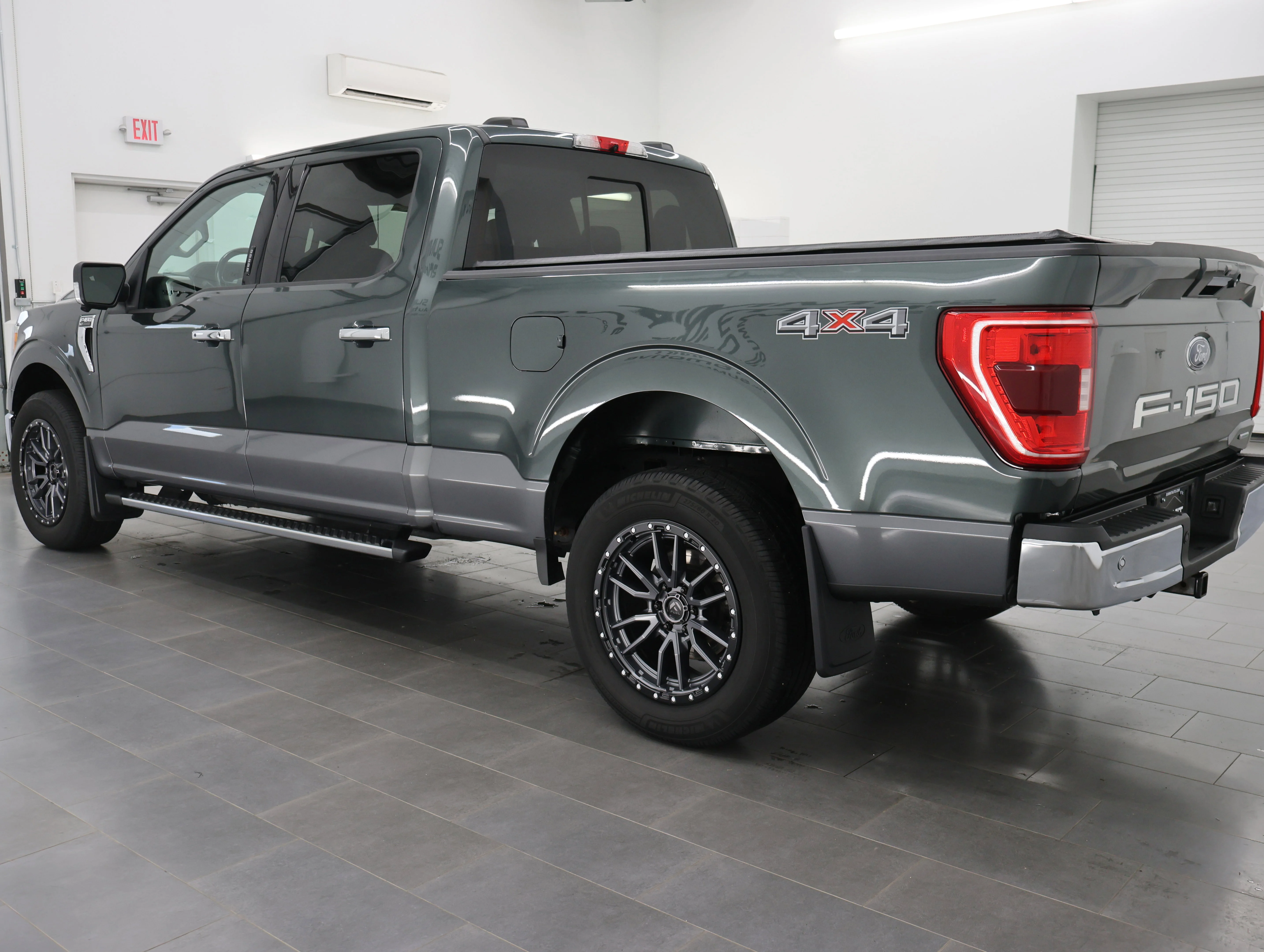 Used 2021 Guard Metallic Ford XLT image 6