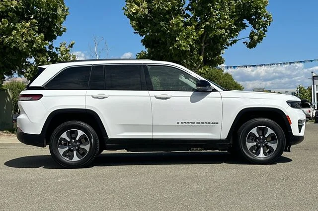 Used 2024 White Jeep 4xe image 3