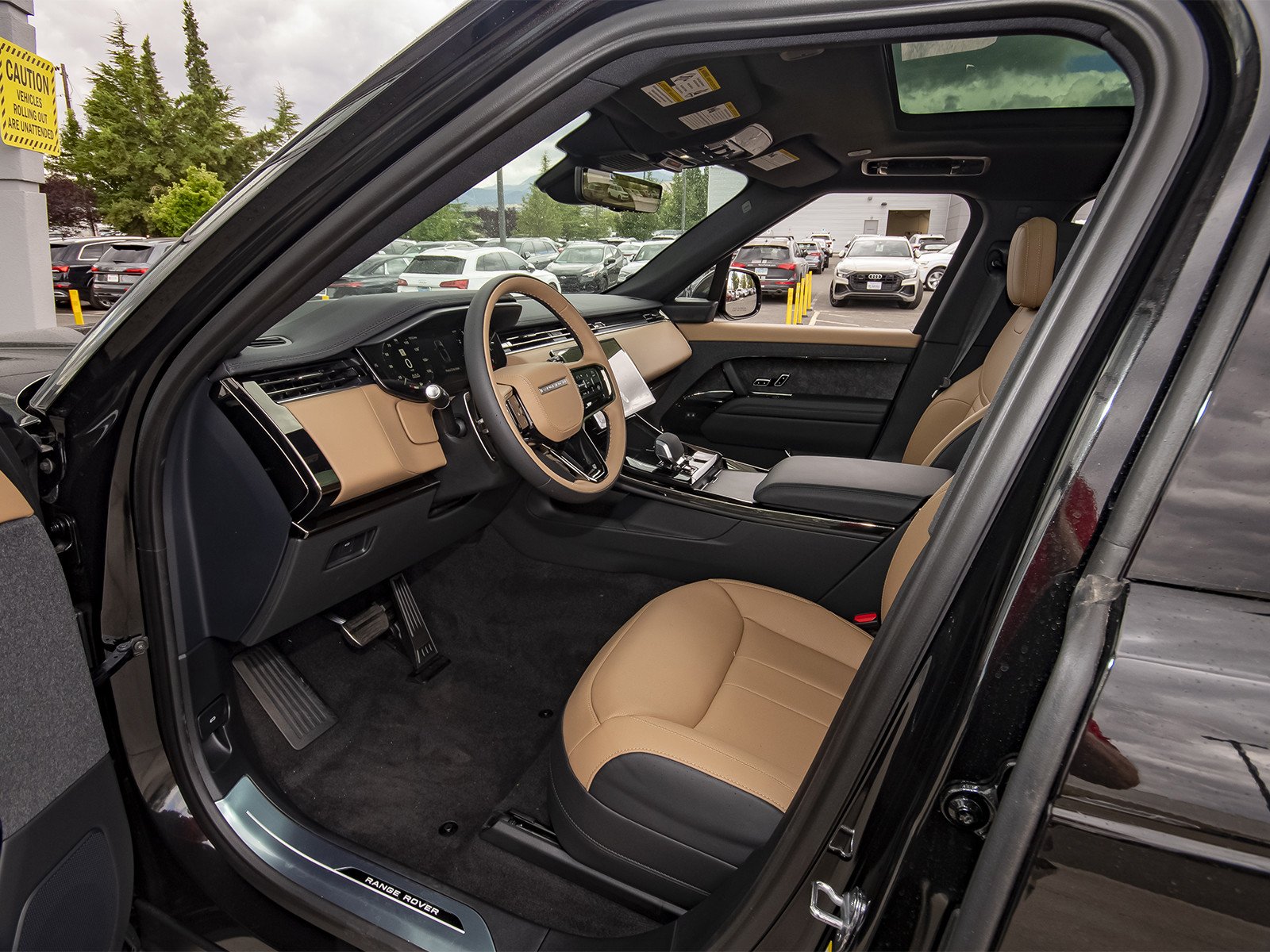 New 2026 Santorini Black Land Rover Dynamic SE image 33
