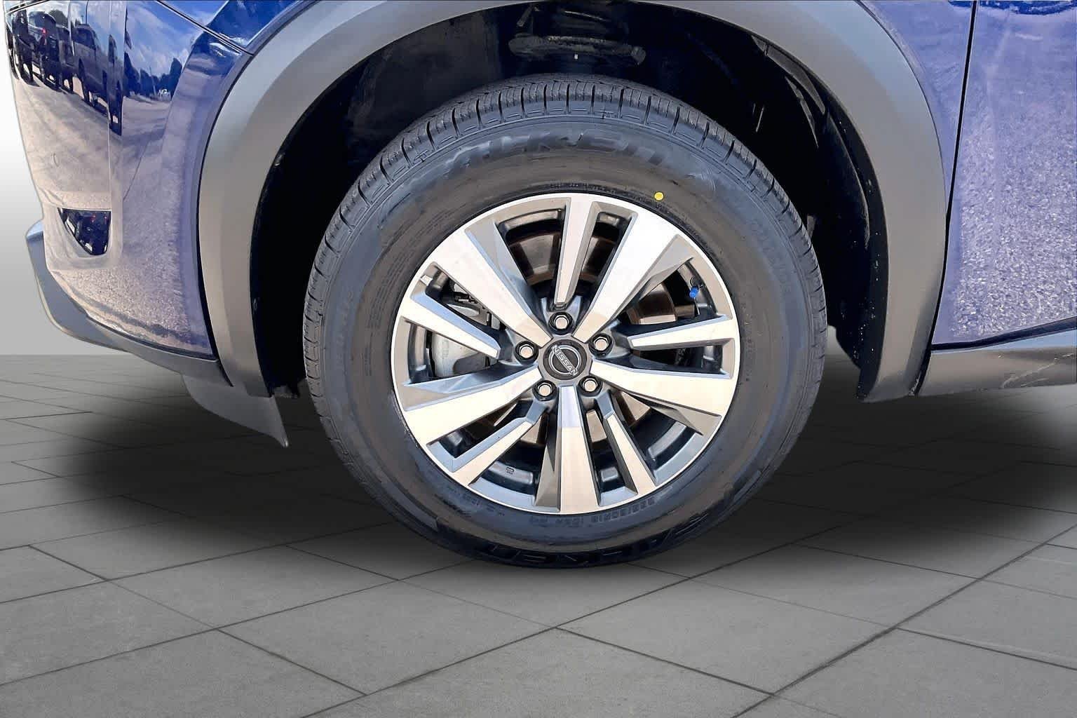 Used 2025 Deep Ocean Blue Nissan SL image 10