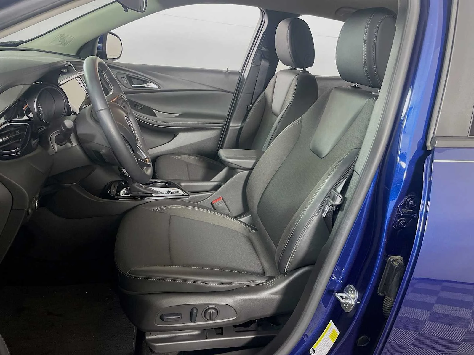 Used 2023 Sapphire Metallic Buick Preferred image 18