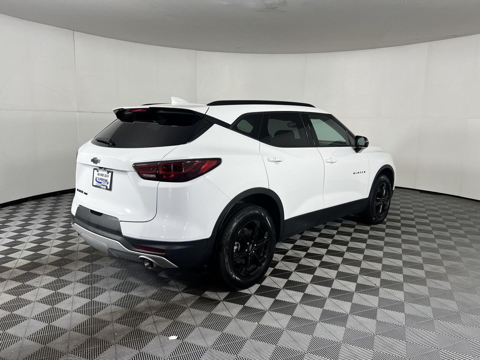 Used 2024 Summit White Chevrolet LT image 36