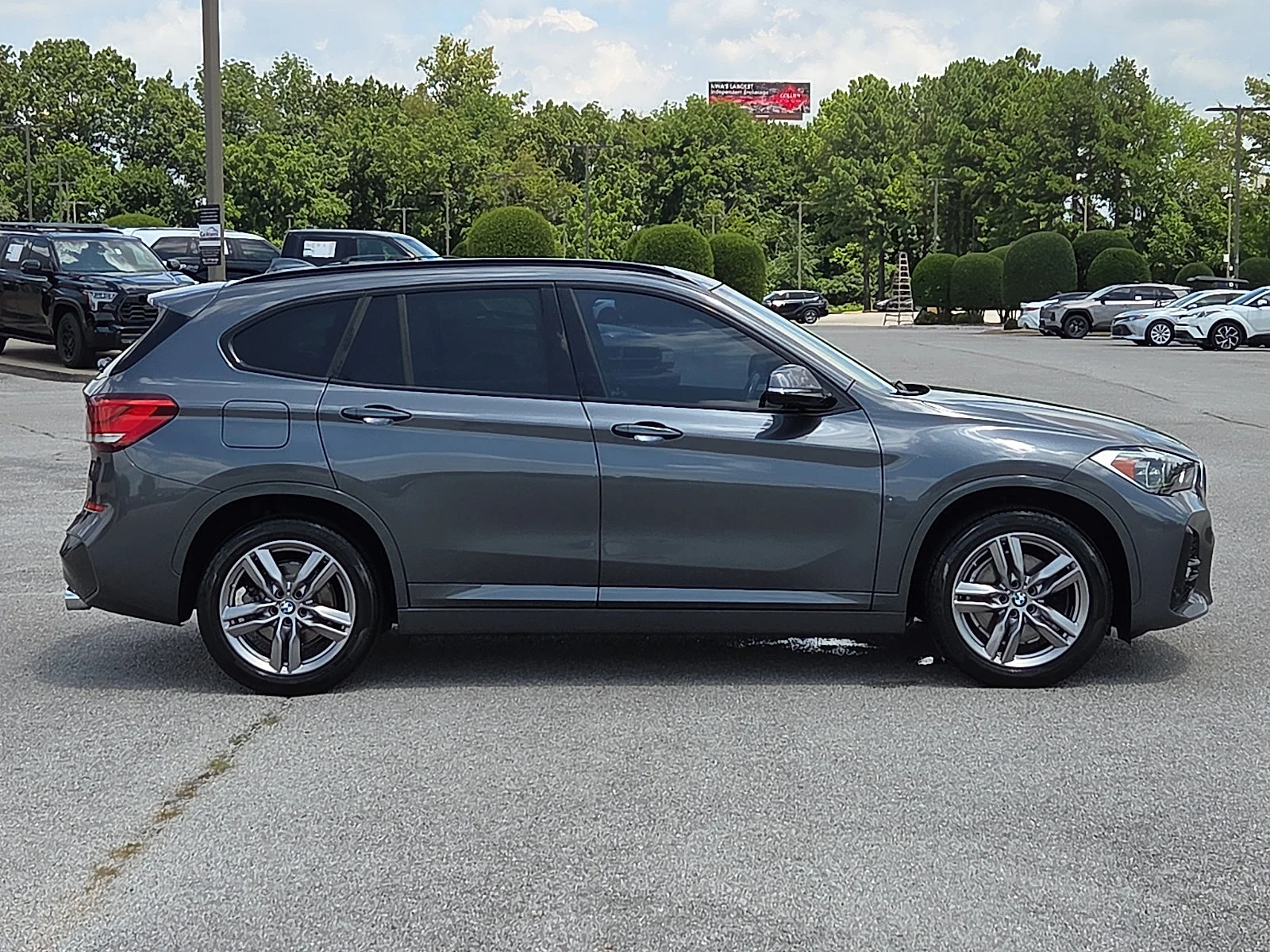 Used 2022 Mineral Grey Metallic BMW xDrive28i image 6