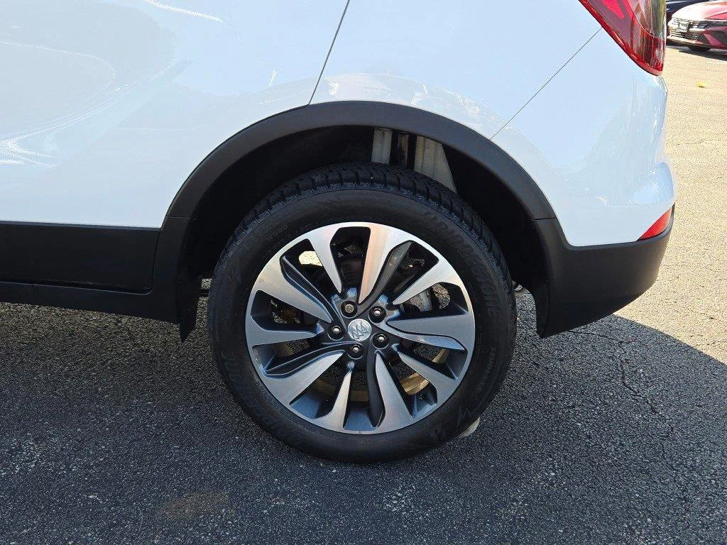 Used 2022 Summit White Buick Preferred image 14