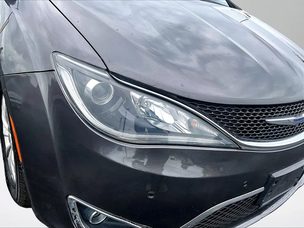 Used 2019 Gray Chrysler Touring L image 27
