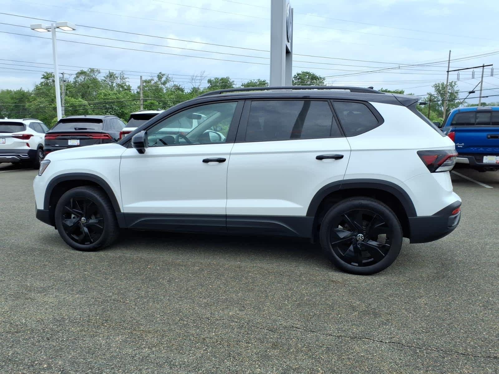 Certified Used 2025 Pure White w/Deep Black Roof Volkswagen SE Black image 8