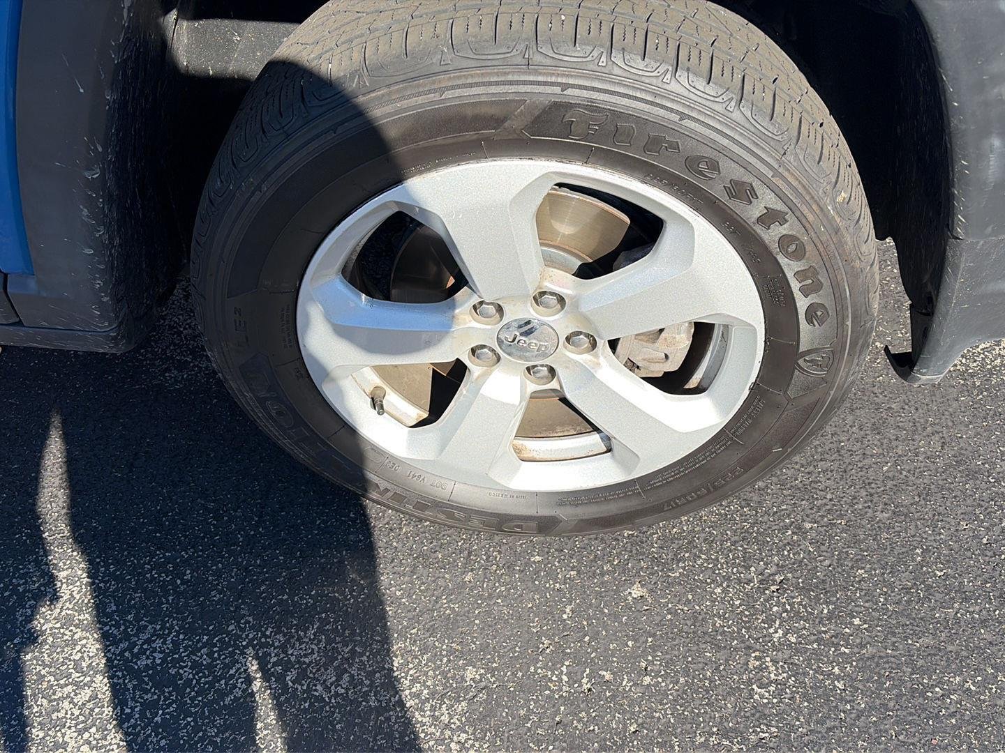 Used 2020 Laser Blue Pearlcoat Jeep Latitude image 9