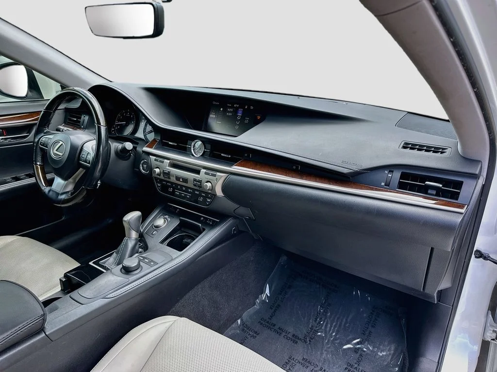 Used 2016 White Lexus 350 image 30