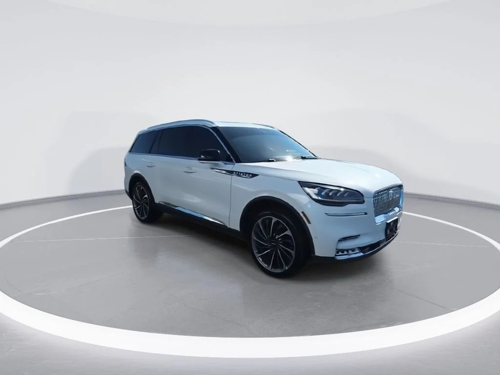 Used 2021 White Lincoln Reserve image 2