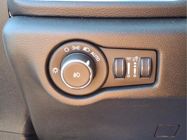 Used 2025  Chrysler Limited image 11