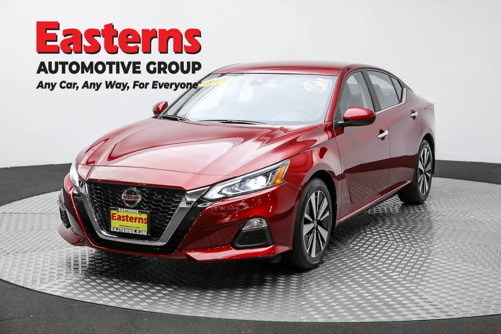 Used 2022 Red Nissan 2.5 SV image 1