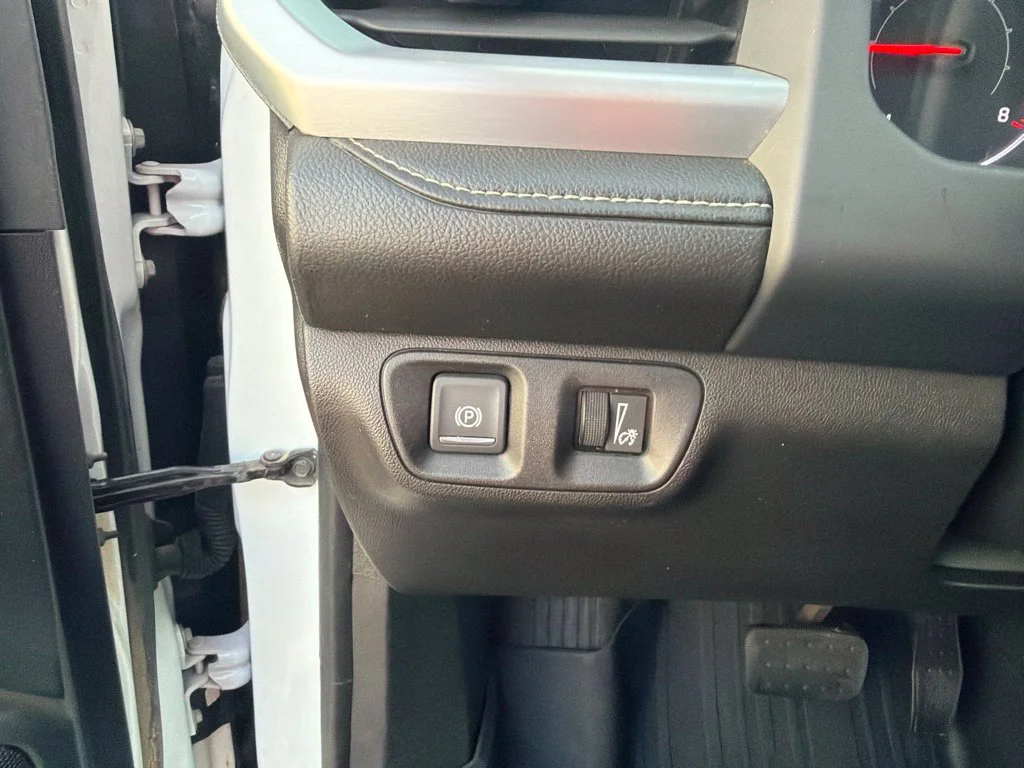 Used 2020 White GMC SLE image 8