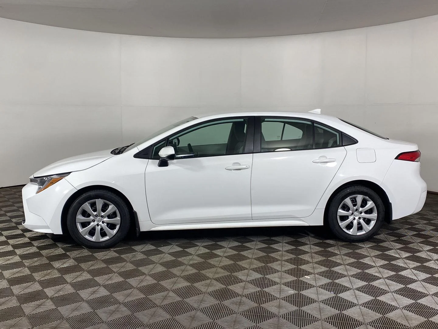 Used 2023 Ice Cap Toyota LE image 3