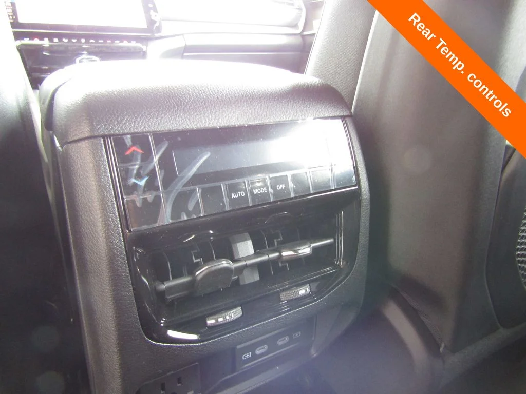 New 2026 Diamond Black Crystal Pearlcoat Jeep Altitude image 18
