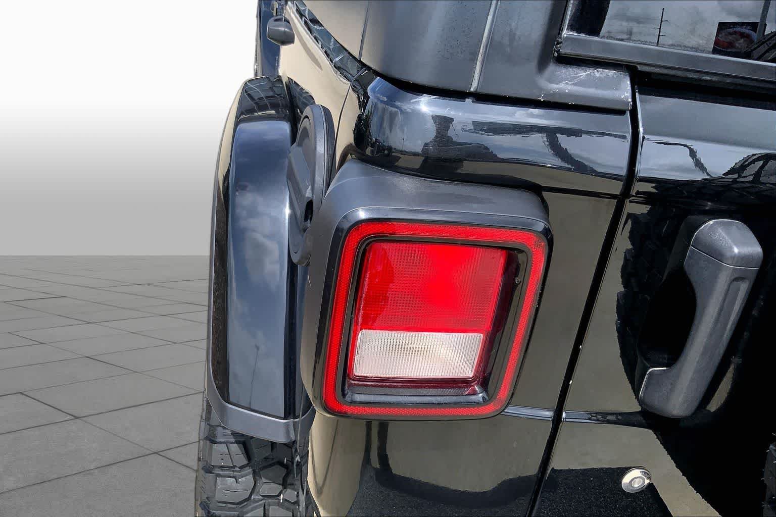 Used 2020 Black Clearcoat Jeep Sahara image 27