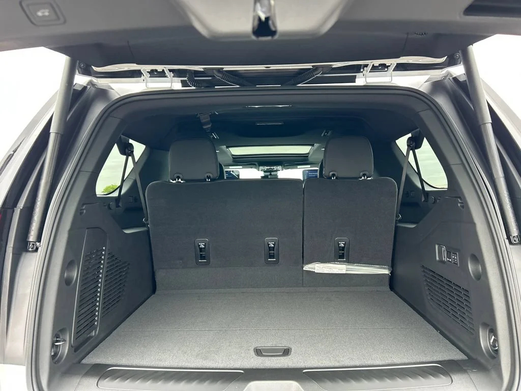 New 2026 Summit White GMC Elevation image 37