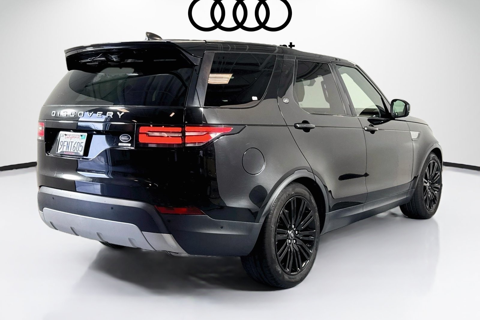 Used 2019 Santorini Black Metallic Land Rover HSE image 5