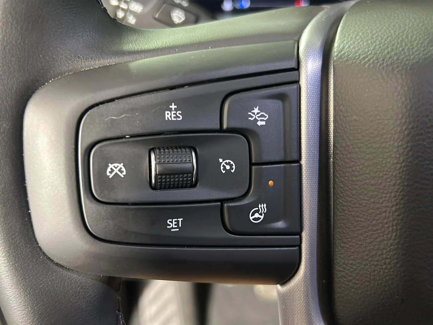 Used 2025 Summit White GMC Elevation image 21