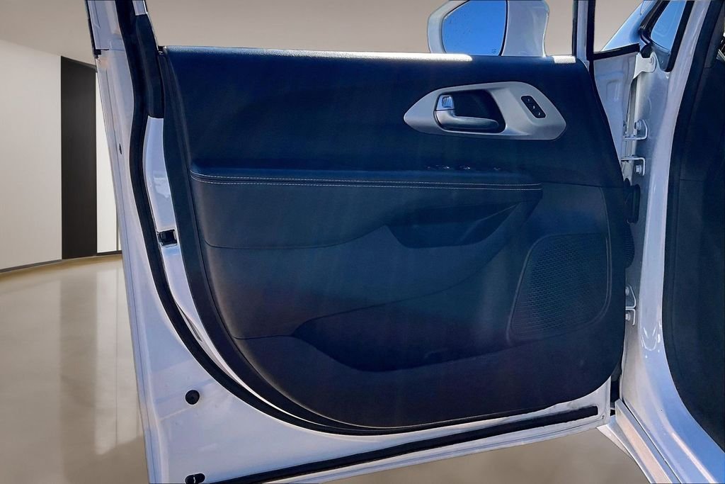 Used 2020 White Chrysler Touring L Plus image 18