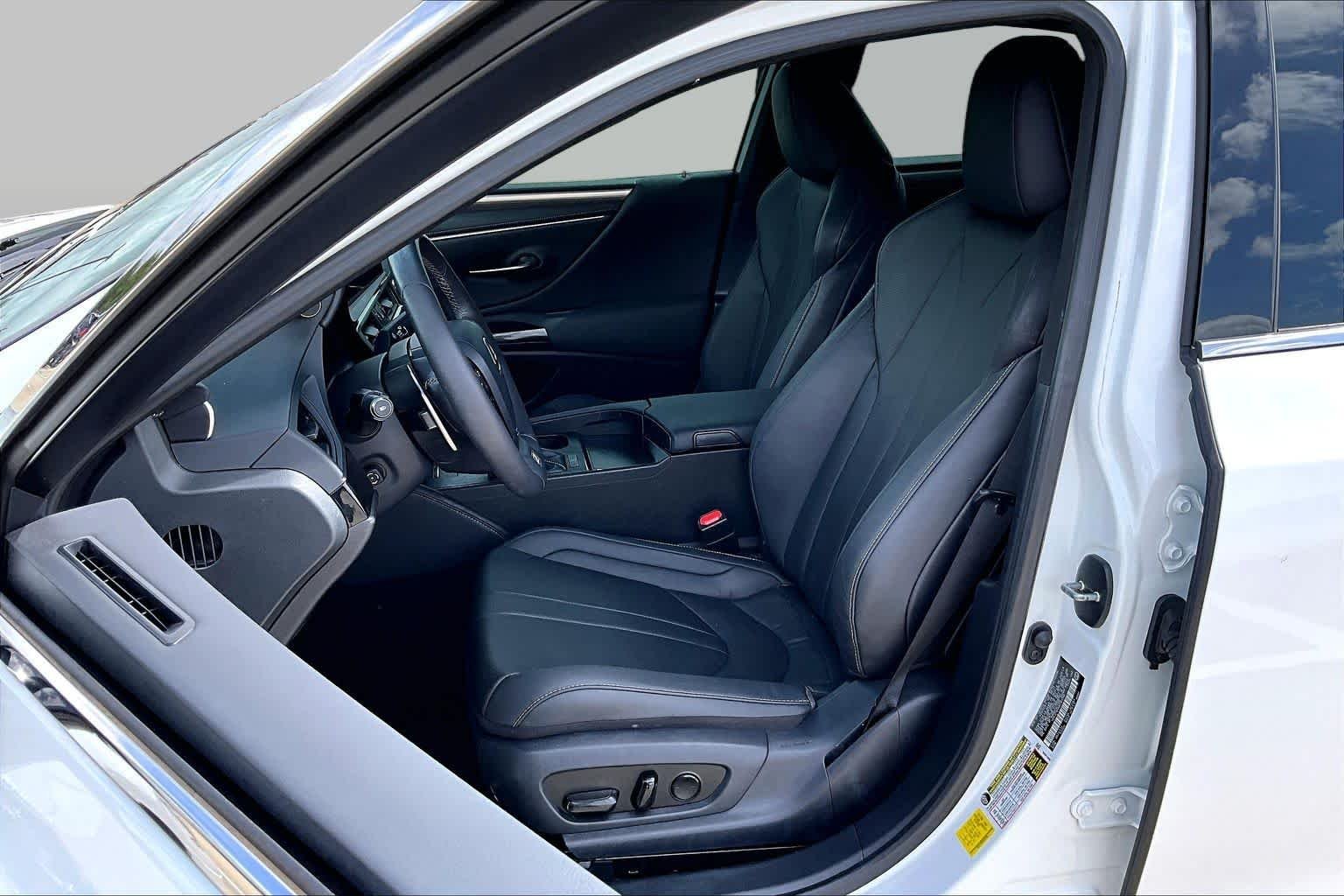 Used 2024 Ultra White Lexus F SPORT Handling image 8