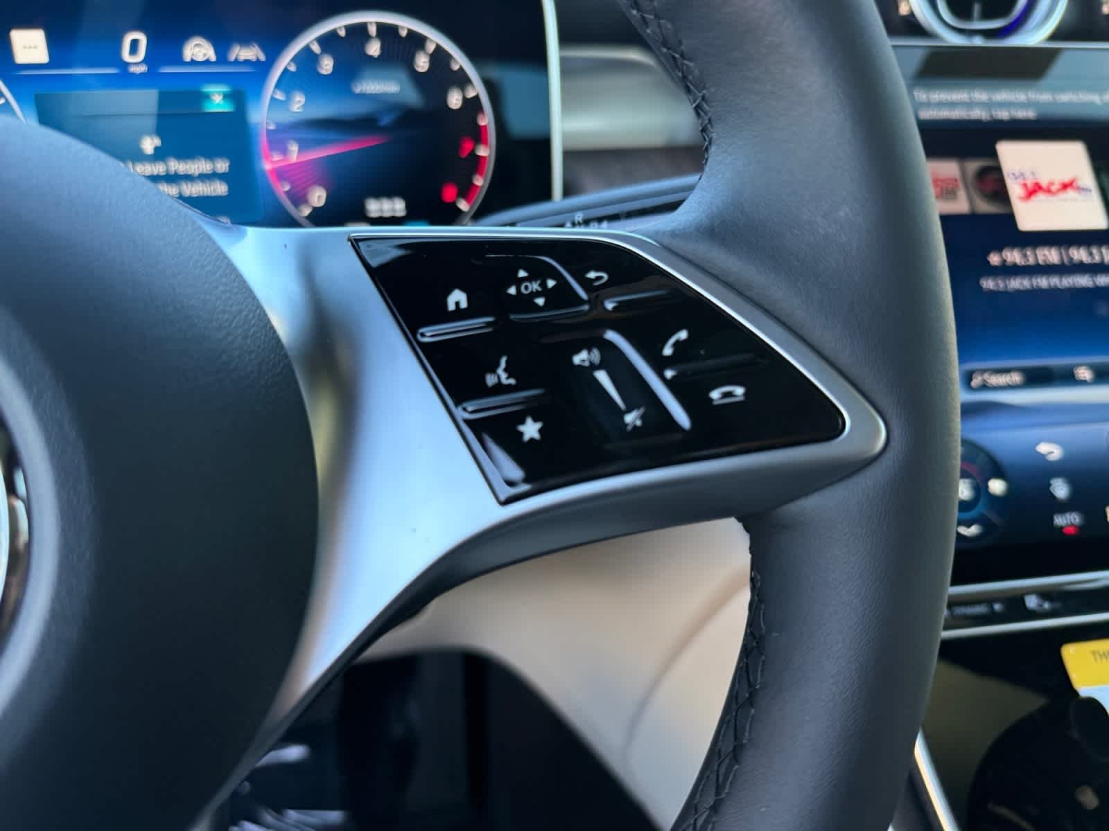 New 2027 Polar White Mercedes-Benz GLC 300 image 23